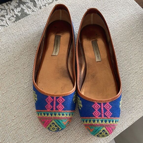 Adorable Cynthia Vincent flats with embroidery - Picture 1 of 5